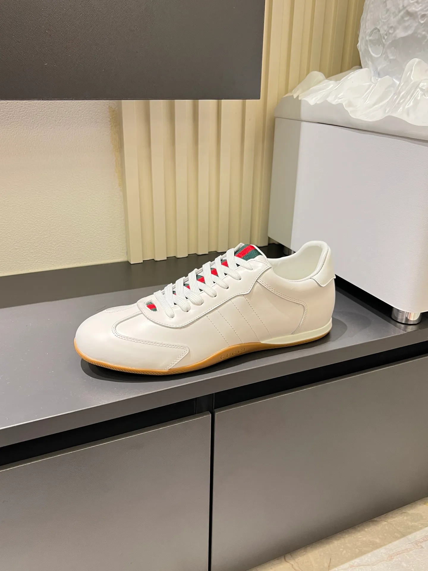 Men's shoes 💰p400 Gucci Shift series sports shoes, featuring lightweight thin sole design, suede + canvas + technical fabric splicing, perfect texture! The tongue and heel have red and green webbing, which is highly recognizable✨. The classic brown + off-white color scheme is retro and modern. The shell-toe shoe shape makes the feet smaller. It is perfect for daily wear or skirts and trousers. The upper fabric + elastic heel is easy to put on and take off, and the wrapping feeling is comfortable. It can be used for commuting and leisure. It has become one of Demna Gvasalia’s hottest items after taking over🔥. size: 38-45!